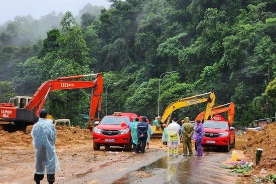 Một đoạn đèo Bảo Lộc 'tan hoang', đang tìm kiếm nạn nhân thứ 4