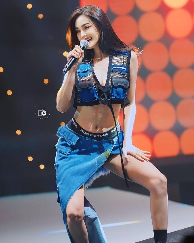 Hoa hậu chuộng hở bạo Engfa Waraha gây tranh cãi vì nhảy gợi cảm-1