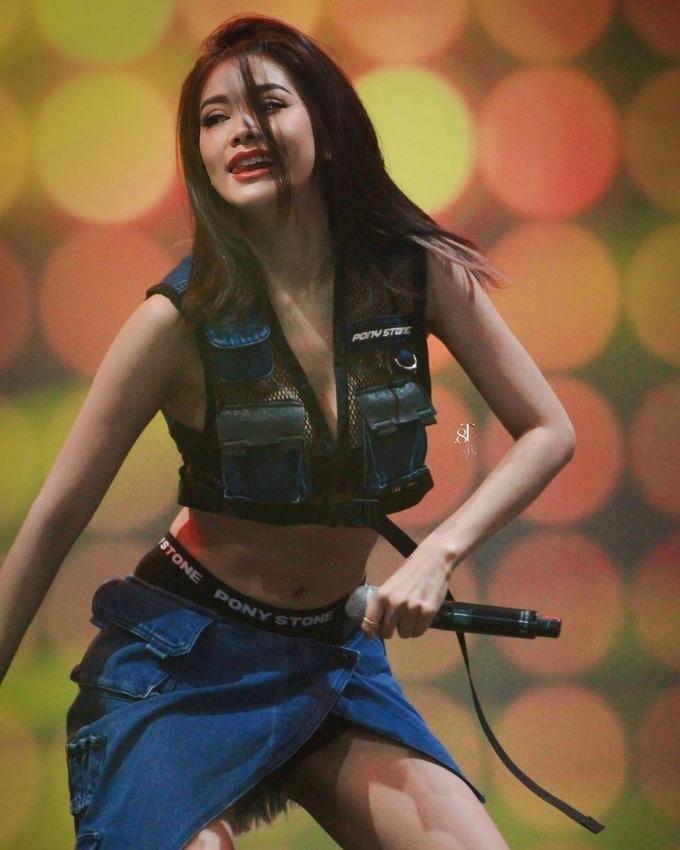 Hoa hậu chuộng hở bạo Engfa Waraha gây tranh cãi vì nhảy gợi cảm-2