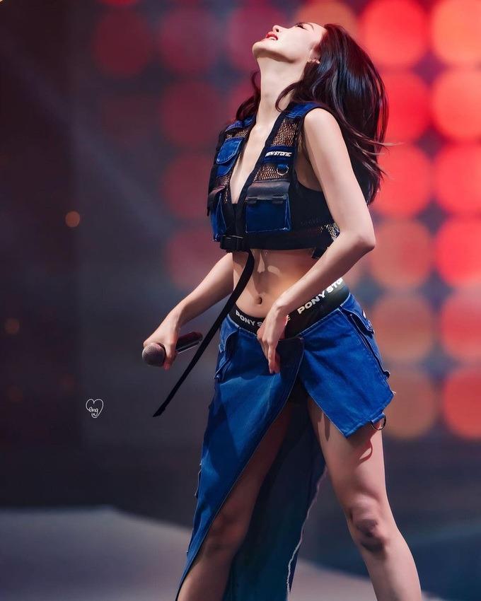 Hoa hậu chuộng hở bạo Engfa Waraha gây tranh cãi vì nhảy gợi cảm-3