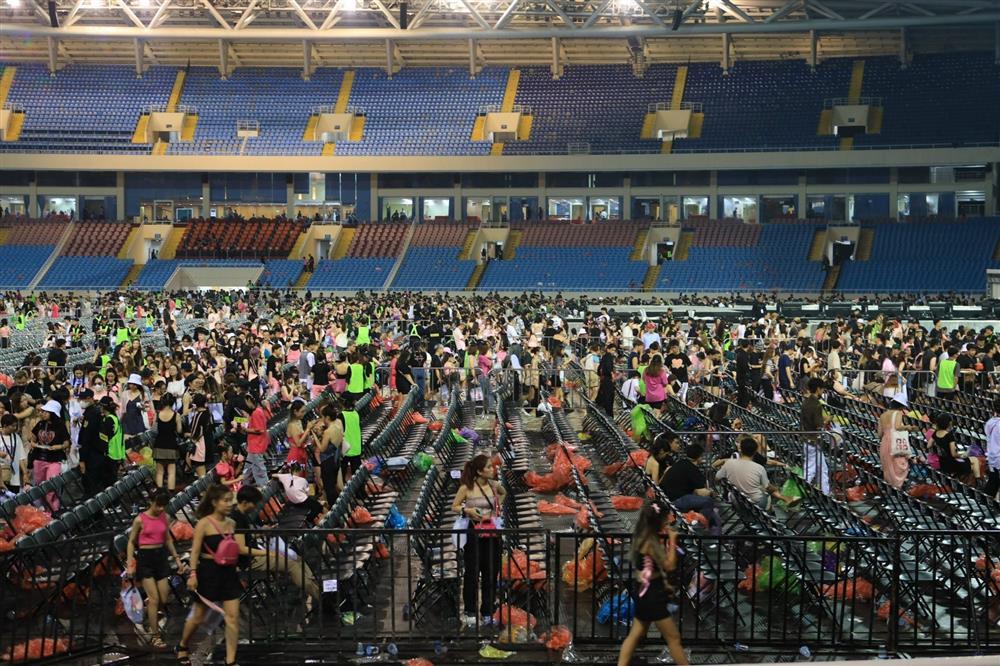 Sân vận động Mỹ Đình bội thực rác sau đêm diễn của BlackPink-1