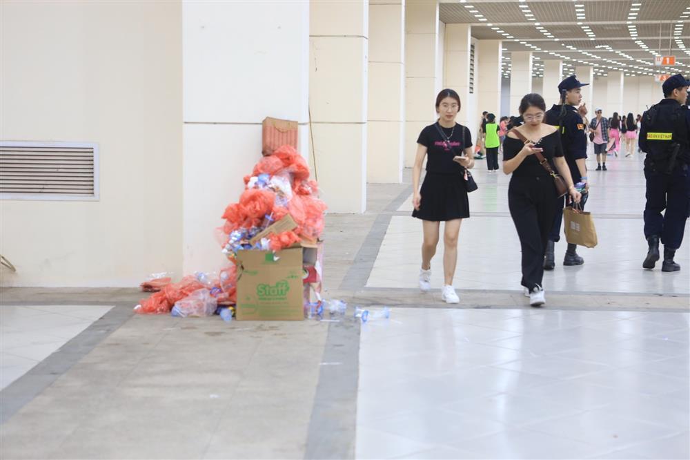 Sân vận động Mỹ Đình bội thực rác sau đêm diễn của BlackPink-6