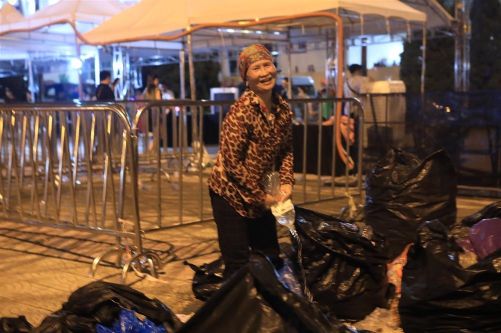 Sân vận động Mỹ Đình bội thực rác sau đêm diễn của BlackPink-19