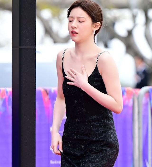 1001 sự cố rách váy, sơ hở đồ bảo hộ của mỹ nhân Hàn gây chấn động-3