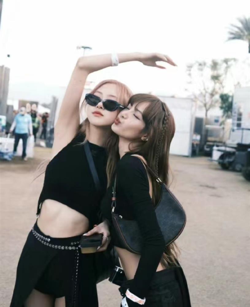 Nụ hôn má của Lisa dành cho Rosé ở Việt Nam bất ngờ hot trên mạng xã hội xứ Trung-1