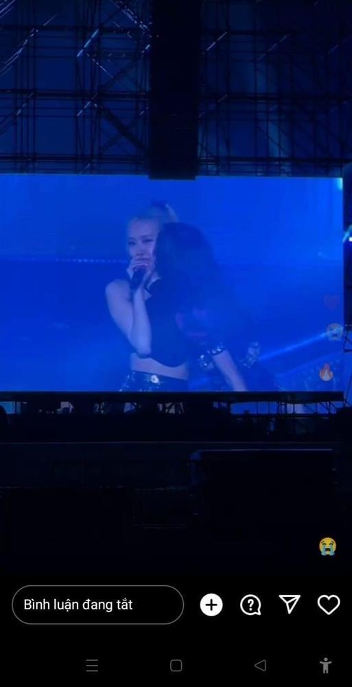 Nụ hôn má của Lisa dành cho Rosé ở Việt Nam bất ngờ hot trên mạng xã hội xứ Trung-4