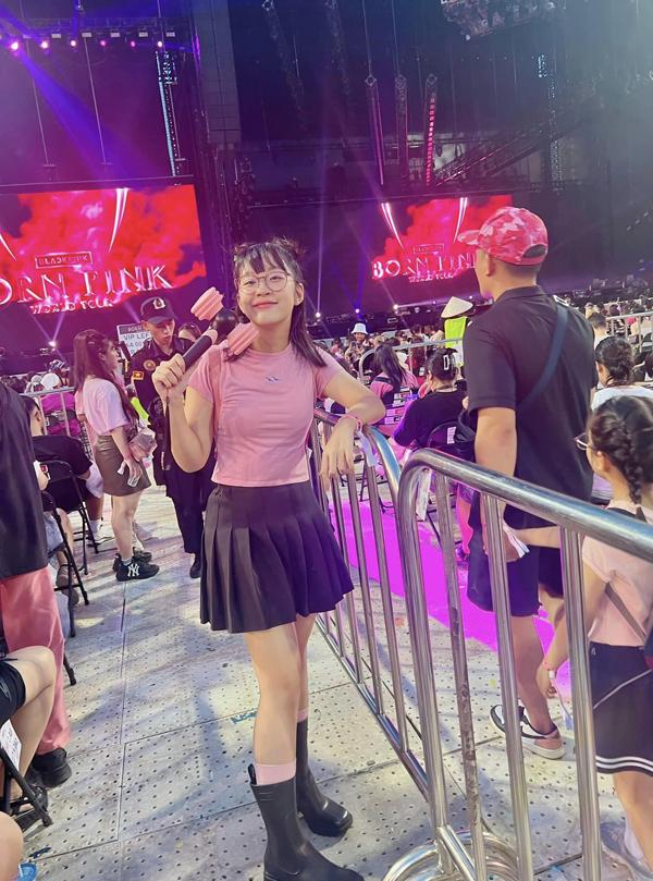 Sắc vóc xinh xắn con gái Jennifer Phạm, MC Diệp Chi gây chú ý khi đi xem Blackpink-7