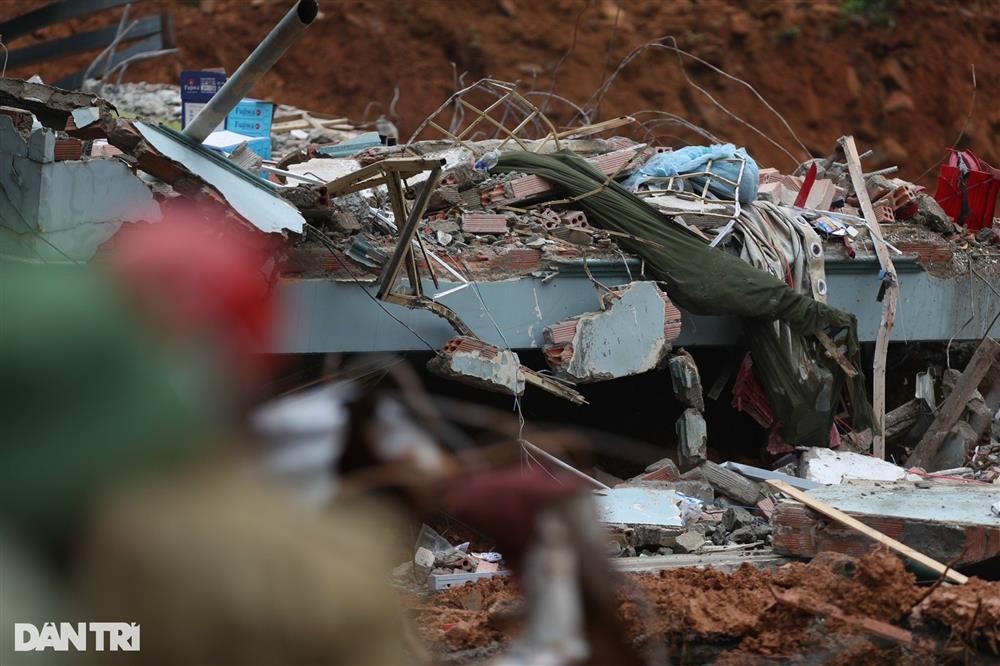 Nạn nhân thứ 4 trong vụ sạt lở đèo Bảo Lộc được đưa ra ngoài-7