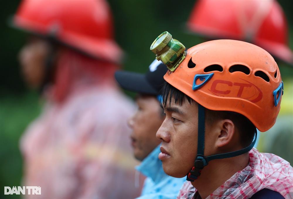 Nạn nhân thứ 4 trong vụ sạt lở đèo Bảo Lộc được đưa ra ngoài-11