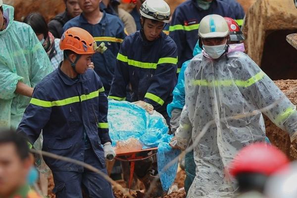 Hà Nội: Nhiều đường, phố ngập sâu trong nước, người dân bì bõm tìm lối đi-14