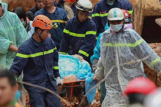 Nạn nhân thứ 4 trong vụ sạt lở đèo Bảo Lộc được đưa ra ngoài