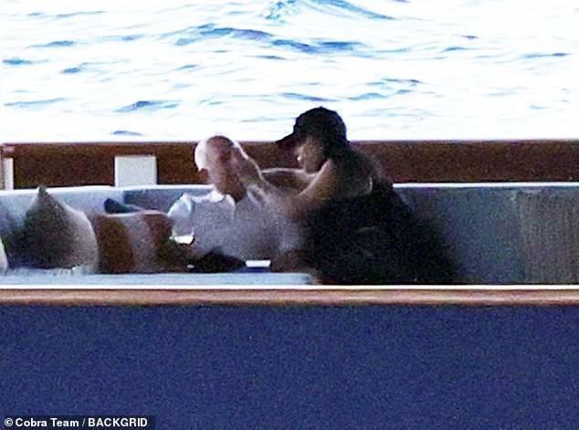 Cử chỉ tình cảm mặn nồng của bạn gái Sanchez với tỷ phú Jeff Bezos-2