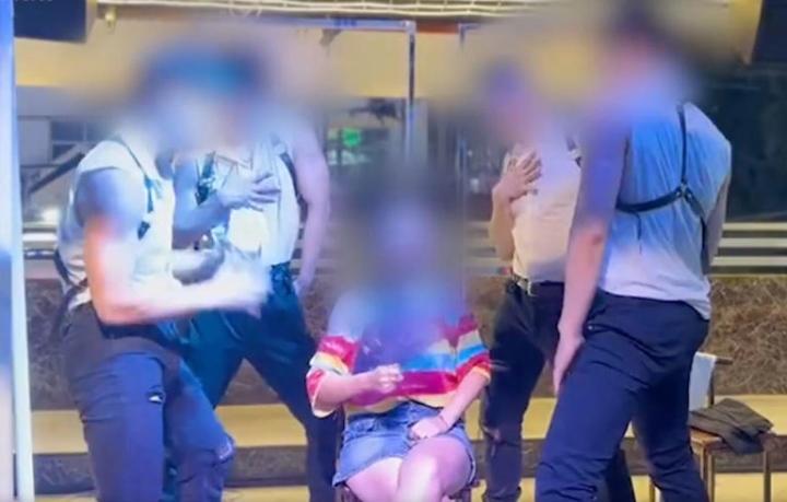 Nhân viên dùng miệng đút thức ăn cho khách, nhà hàng phải đóng cửa-2