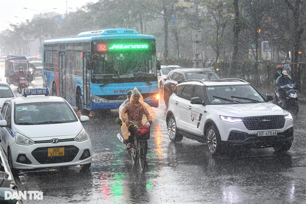 Hà Nội: Nhiều đường, phố ngập sâu trong nước, người dân bì bõm tìm lối đi-1