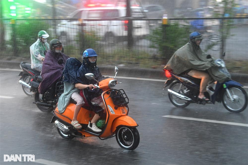 Hà Nội: Nhiều đường, phố ngập sâu trong nước, người dân bì bõm tìm lối đi-2