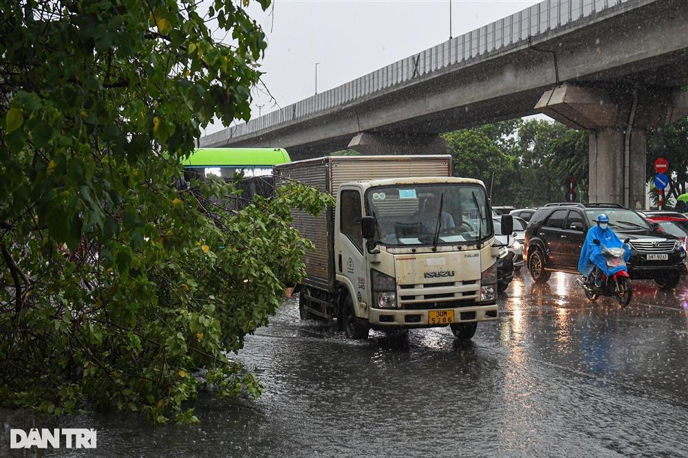 Hà Nội: Nhiều đường, phố ngập sâu trong nước, người dân bì bõm tìm lối đi-3