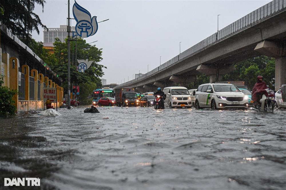Hà Nội: Nhiều đường, phố ngập sâu trong nước, người dân bì bõm tìm lối đi-4