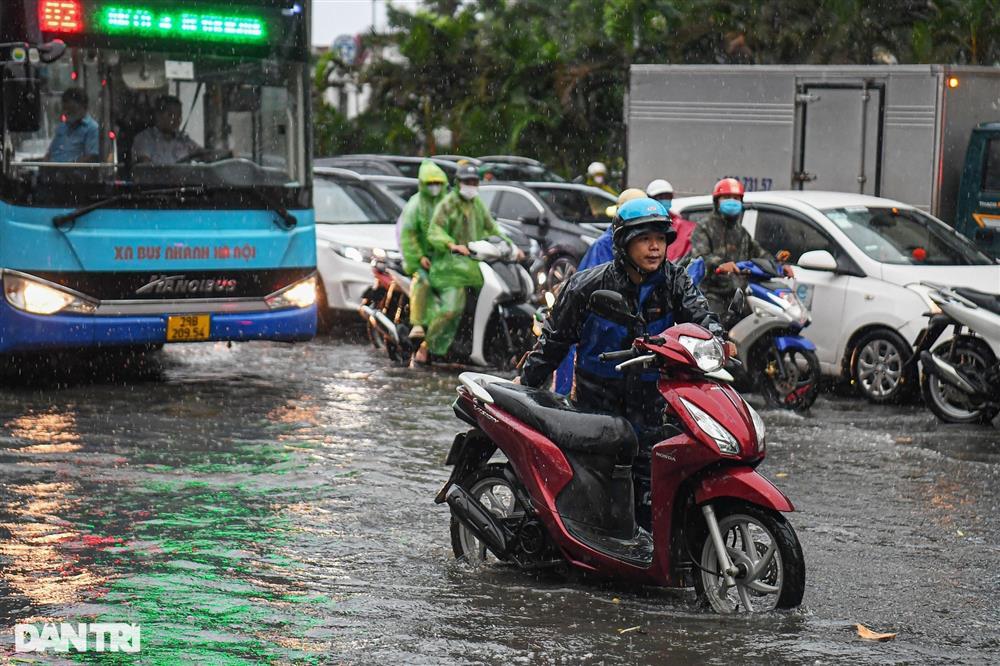 Hà Nội: Nhiều đường, phố ngập sâu trong nước, người dân bì bõm tìm lối đi-6