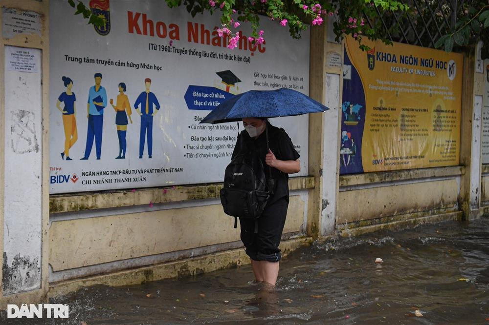 Hà Nội: Nhiều đường, phố ngập sâu trong nước, người dân bì bõm tìm lối đi-7