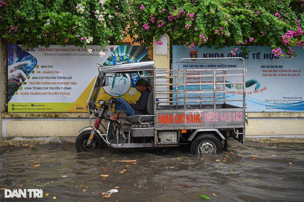 Hà Nội: Nhiều đường, phố ngập sâu trong nước, người dân bì bõm tìm lối đi-8