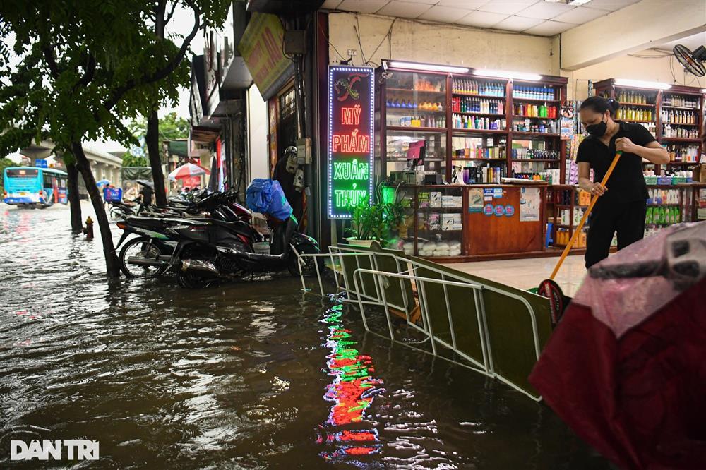 Hà Nội: Nhiều đường, phố ngập sâu trong nước, người dân bì bõm tìm lối đi-10