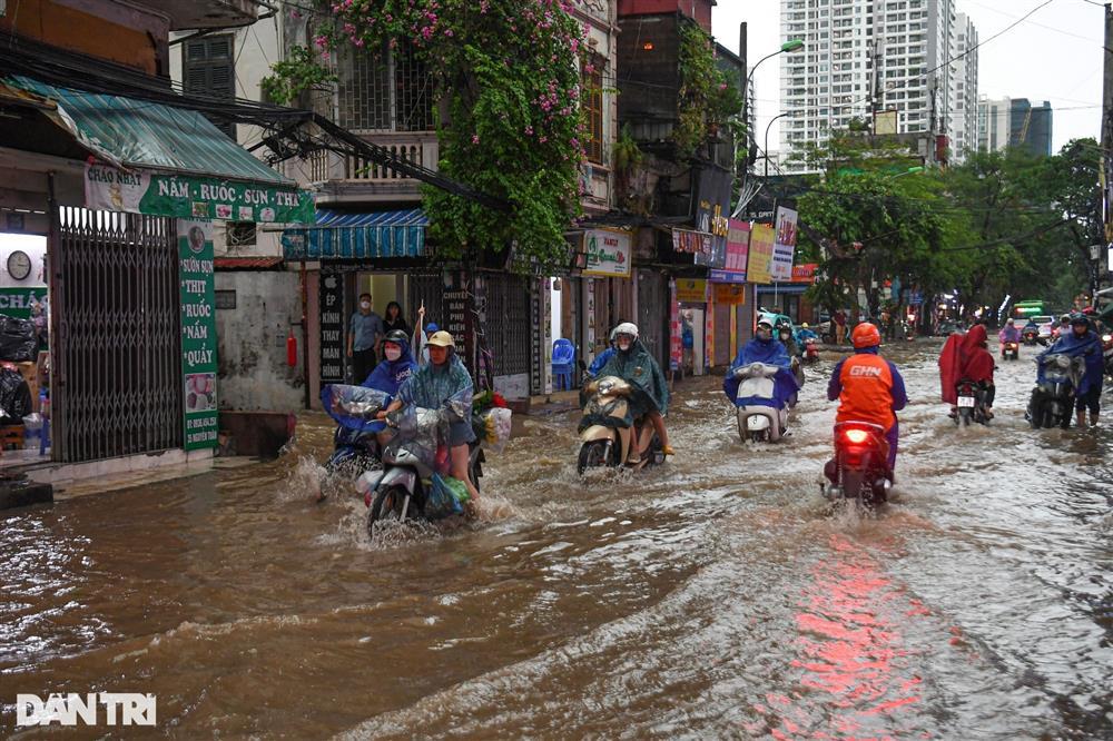 Hà Nội: Nhiều đường, phố ngập sâu trong nước, người dân bì bõm tìm lối đi-11