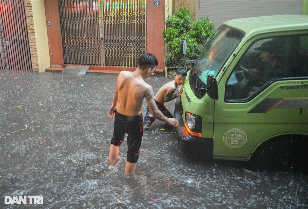 Hà Nội: Nhiều đường, phố ngập sâu trong nước, người dân bì bõm tìm lối đi-12