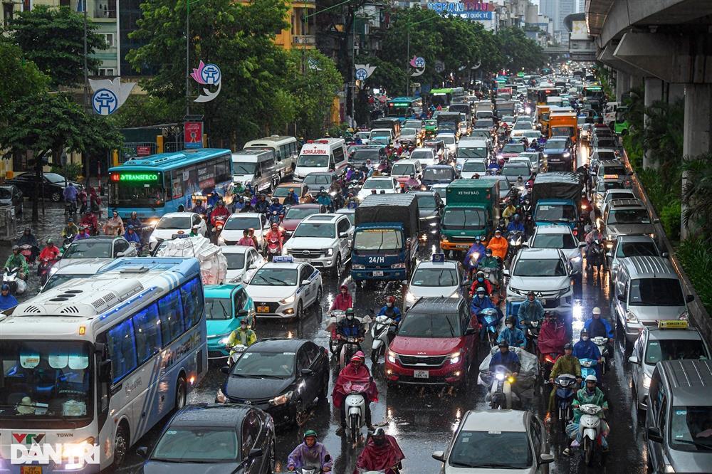 Hà Nội: Nhiều đường, phố ngập sâu trong nước, người dân bì bõm tìm lối đi-13