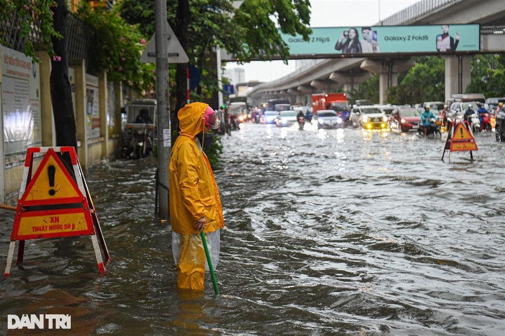 Hà Nội: Nhiều đường, phố ngập sâu trong nước, người dân bì bõm tìm lối đi-9