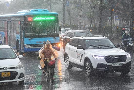 Hà Nội: Nhiều đường, phố ngập sâu trong nước, người dân bì bõm tìm lối đi