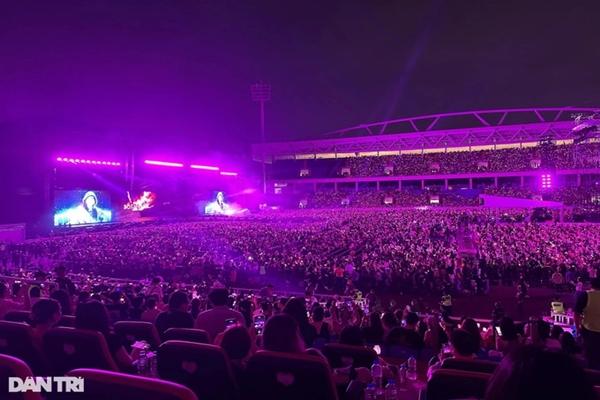 Jennie lưu luyến fan Việt, biểu cảm lúc rời sân khấu gây bão-6