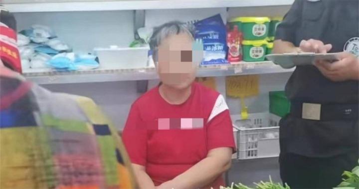 Cậy già yếu để ăn vạ đòi tiền người tốt bụng, bà lão khiến dân mạng tức giận-1