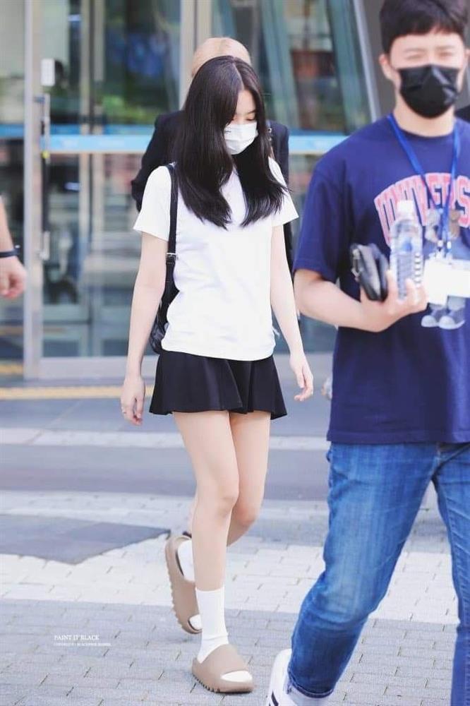 8 outfit sân bay đơn giản ai cũng có thể học theo BLACKPINK-6