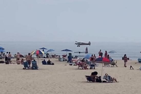 Máy bay hạ cánh xuống biển trước sự ngỡ ngàng của du khách