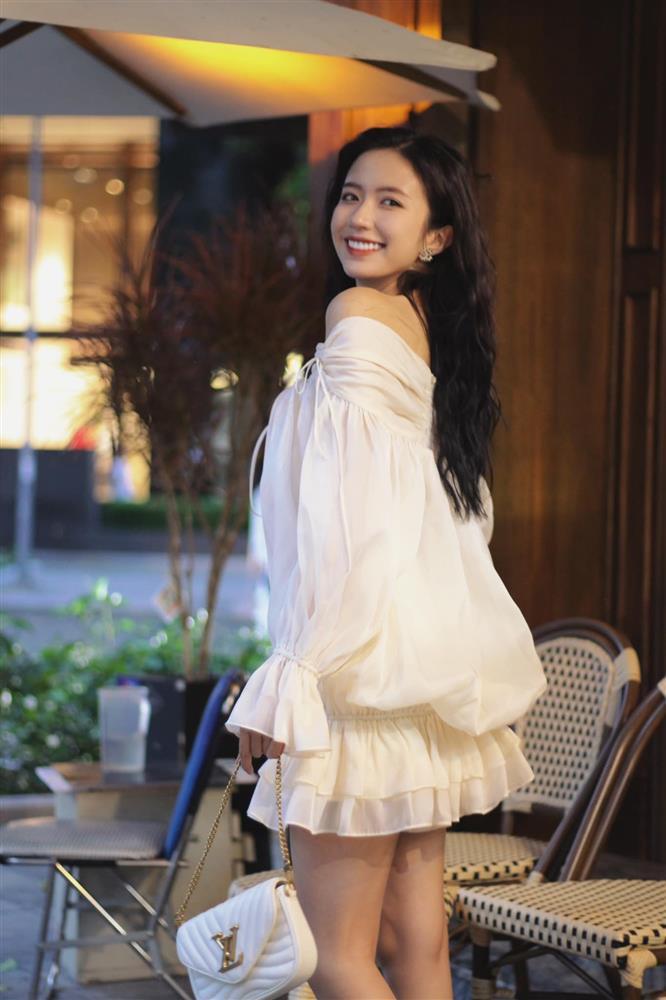 Mê mẩn gu thời trang đời thường sành điệu của em gái Tuấn Tú Món Quà Của Cha-4