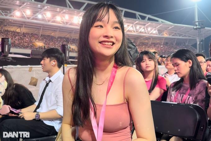 Khách Tây sốc với văn hóa đu idol của người Việt tại show Blackpink-3