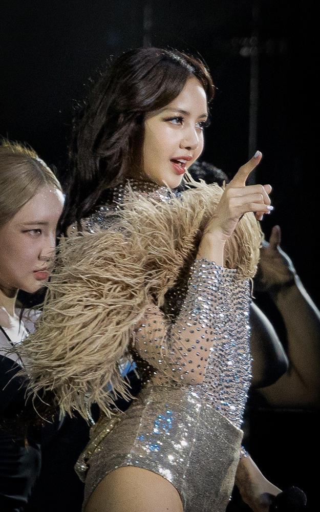 Blackpink thiêu đốt sân Mỹ Đình với loạt trang phục nóng bỏng-4