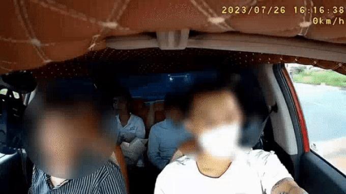 Không hạ kính xe khi trời mưa, tài xế bị thách thức mày muốn sao?-1