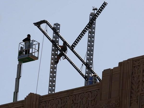 Vất vả như Elon Musk đổi tên Twitter thành X: Lại bị điều tra và phải gỡ biển hiệu-2