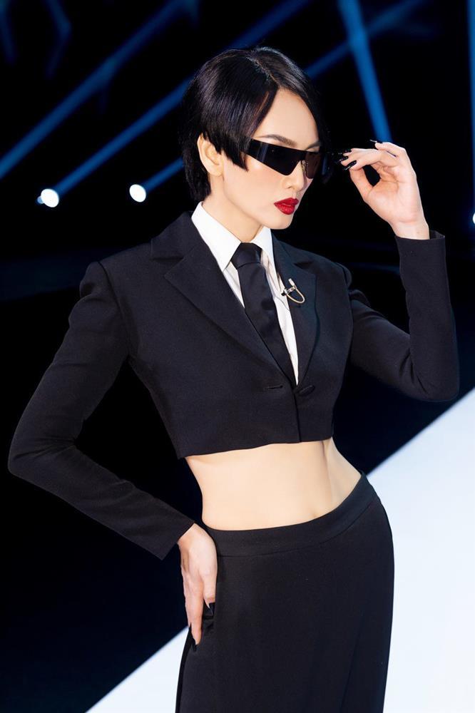 Anh Thư mặc nổi loạn ở tuổi trung niên: Áo nhỏ, quần ngắn lên sóng truyền hình-1