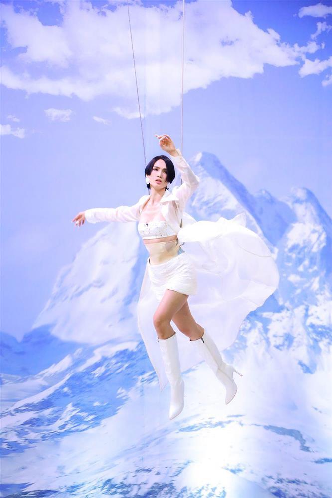 Anh Thư mặc nổi loạn ở tuổi trung niên: Áo nhỏ, quần ngắn lên sóng truyền hình-2