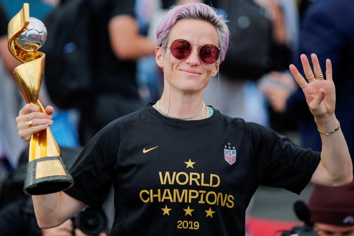 Những nữ cầu thủ giàu nhất ở World Cup 2023: Nóng bỏng với bikini, thời trang sành điệu-17