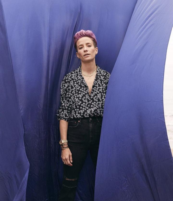 Những nữ cầu thủ giàu nhất ở World Cup 2023: Nóng bỏng với bikini, thời trang sành điệu-19