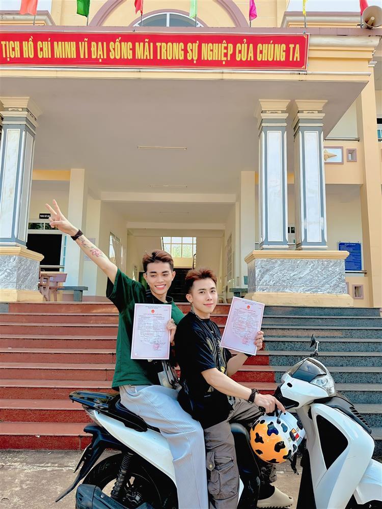 Chuyện đời kỳ lạ của cặp chồng già... mang thai, chàng vợ trẻ sắp làm bố-1