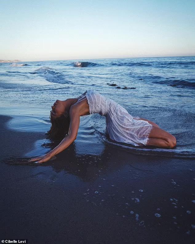 Minh tinh Megan Fox quyến rũ trên bãi cát-1