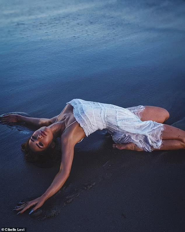 Minh tinh Megan Fox quyến rũ trên bãi cát-2