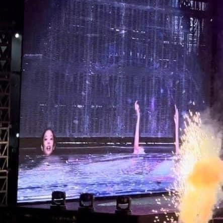Jennie lưu luyến fan Việt, biểu cảm lúc rời sân khấu gây bão-1