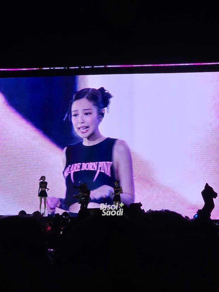 Jennie lưu luyến fan Việt, biểu cảm lúc rời sân khấu gây bão-2