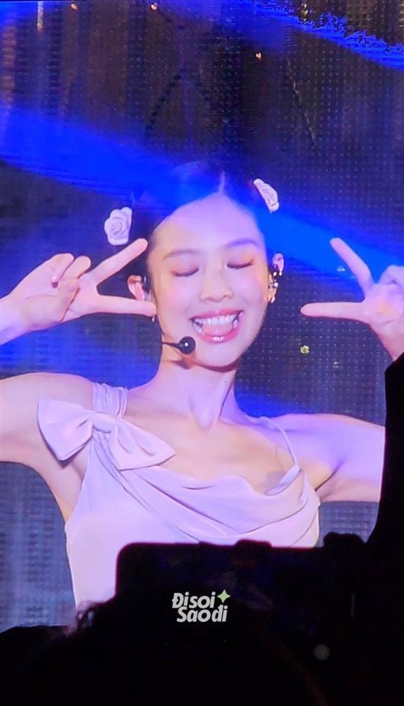 Jennie lưu luyến fan Việt, biểu cảm lúc rời sân khấu gây bão-3