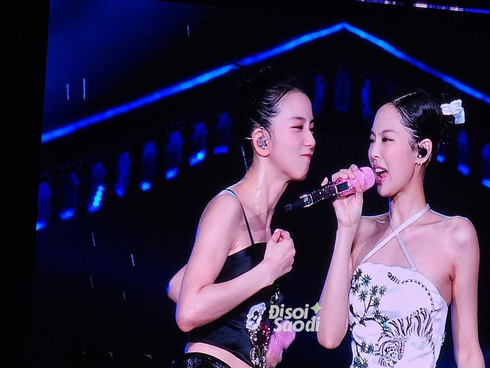 Jennie lưu luyến fan Việt, biểu cảm lúc rời sân khấu gây bão-4